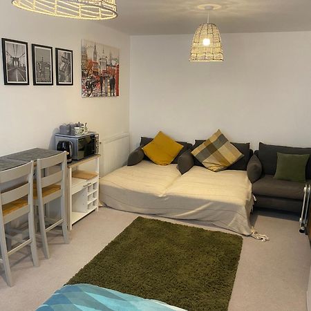 Very Large Double Room With Corner Sofa, Sky Tv, Netflix Etc, Fridge And Microwave Newhaven Exterior photo