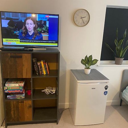 Very Large Double Room With Corner Sofa, Sky Tv, Netflix Etc, Fridge And Microwave Newhaven Exterior photo