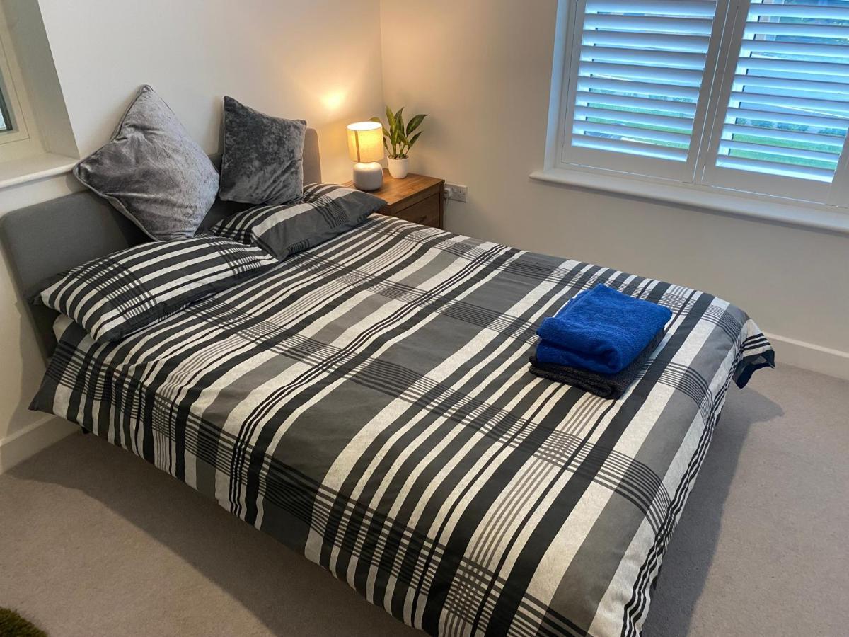 Very Large Double Room With Corner Sofa, Sky Tv, Netflix Etc, Fridge And Microwave Newhaven Exterior photo