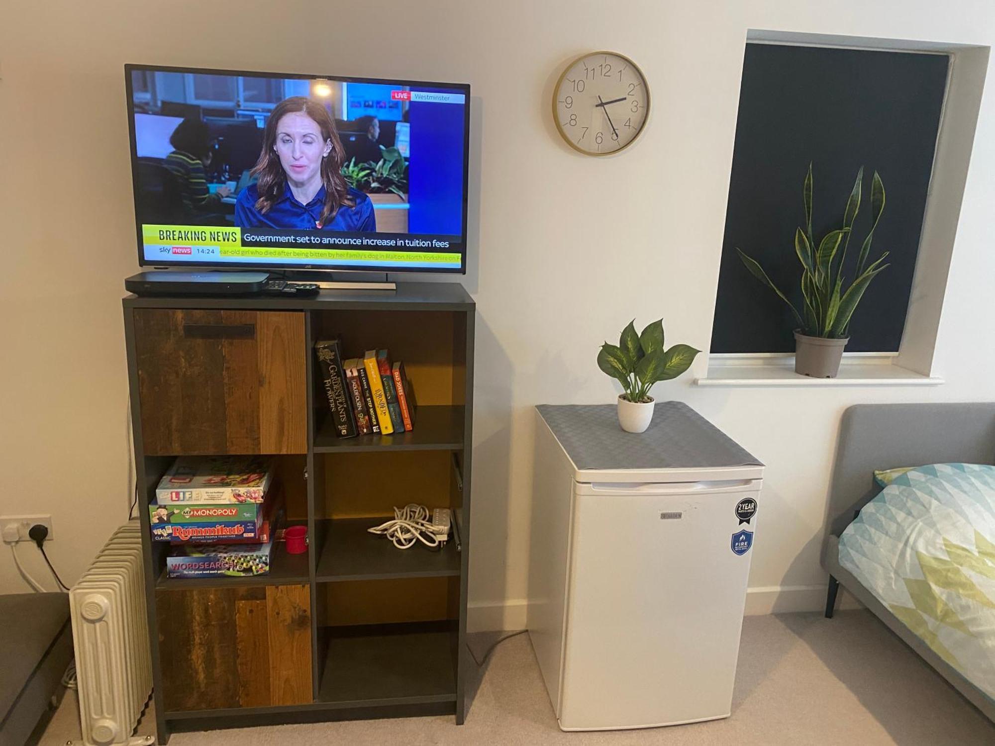 Very Large Double Room With Corner Sofa, Sky Tv, Netflix Etc, Fridge And Microwave Newhaven Exterior photo
